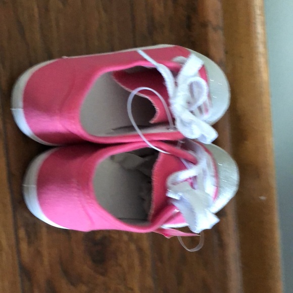 BRAND NEW GIRLS-GYM SHOES SIZE 3! NEW WITH TAGS ON IT. SMOKE FREE HOME! - Picture 7 of 8